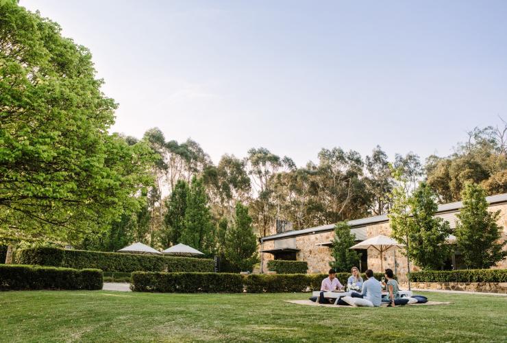 Bạn bè tận hưởng một buổi dã ngoại trên bãi cỏ tại Golding Wines, Adelaide Hills, Nam Úc © Vùng rượu vang Adelaide Hills Bạn bè tận hưởng một buổi dã ngoại trên bãi cỏ tại Golding Wines, Adelaide Hills, Nam Úc © Vùng rượu vang Adelaide Hills