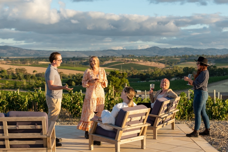 Bạn bè uống rượu vang nhìn ra vườn nho tại Two Hands Wines, Barossa, Du lịch Úc © Bạn bè uống rượu vang nhìn ra vườn nho tại Two Hands Wines, Barossa, Du lịch Úc ©