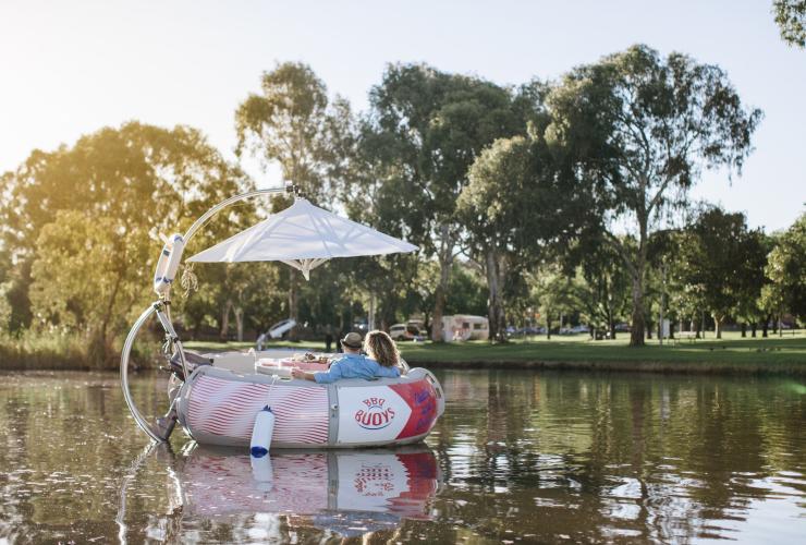 Cặp đôi trên thuyền BBQ Buoys ở Adelaide © BBQ Buoys Cặp đôi trên thuyền BBQ Buoys ở Adelaide © BBQ Buoys