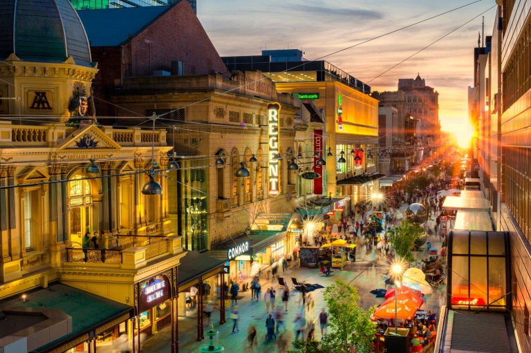 Trung tâm mua sắm Rundle lúc hoàng hôn ở Adelaide © Hội đồng thành phố Adelaide Trung tâm mua sắm Rundle lúc hoàng hôn ở Adelaide © Hội đồng thành phố Adelaide