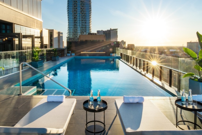 Pool Deck of Crowne Plaza, Adelaide, Nam Úc © Crowne Plaza Adelaide Pool Deck of Crowne Plaza, Adelaide, Nam Úc © Crowne Plaza Adelaide