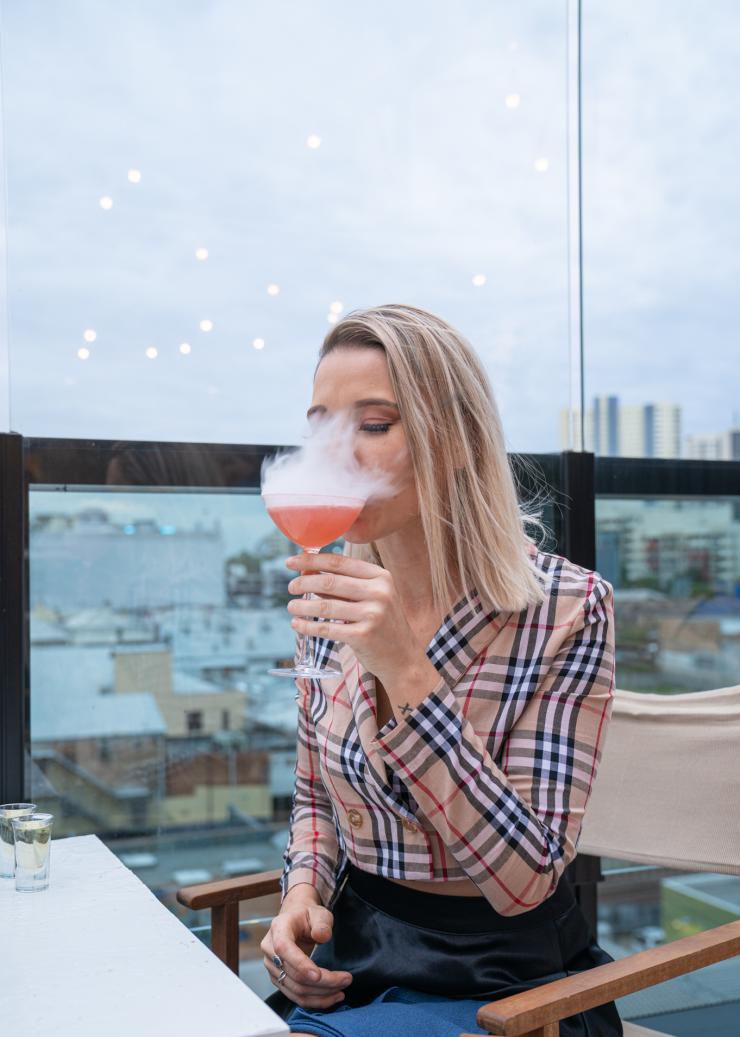 Người phụ nữ uống cocktail tại Cielo Rooftop ở Brisbane © Cielo Rooftop Người phụ nữ uống cocktail tại Cielo Rooftop ở Brisbane © Cielo Rooftop
