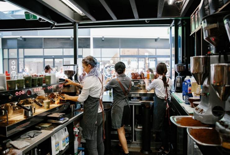 Nhân viên pha chế làm việc tại Campos Coffee, Brisbane, QLD © Campos Coffee Nhân viên pha chế làm việc tại Campos Coffee, Brisbane, QLD © Campos Coffee