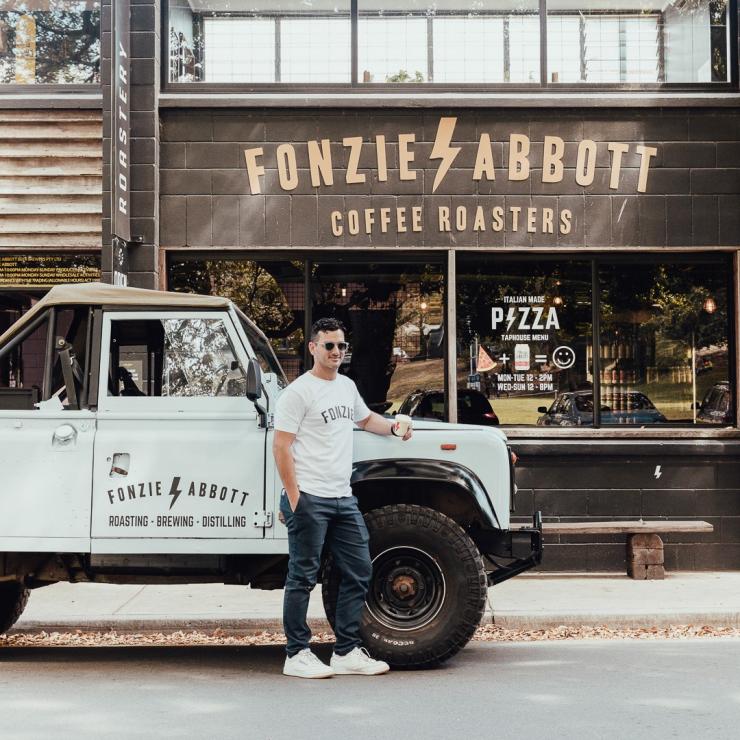 Ảnh chụp bên ngoài của Fonzie Abbott trong Albion © Bridgette Dyer Ảnh chụp bên ngoài của Fonzie Abbott trong Albion © Bridgette Dyer
