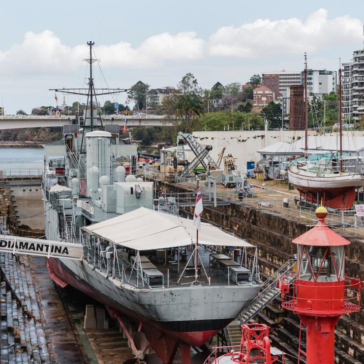Tàu khu trục lớp sông HMAS Diamantina tại Ụ tàu khô Nam Brisbane được xếp hạng di sản, Bảo tàng Hàng hải Queensland, Brisbane, Mạng lưới Bảo tàng Queensland © Tàu khu trục lớp sông HMAS Diamantina tại Ụ tàu khô Nam Brisbane được xếp hạng di sản, Bảo tàng Hàng hải Queensland, Brisbane, Mạng lưới Bảo tàng Queensland ©