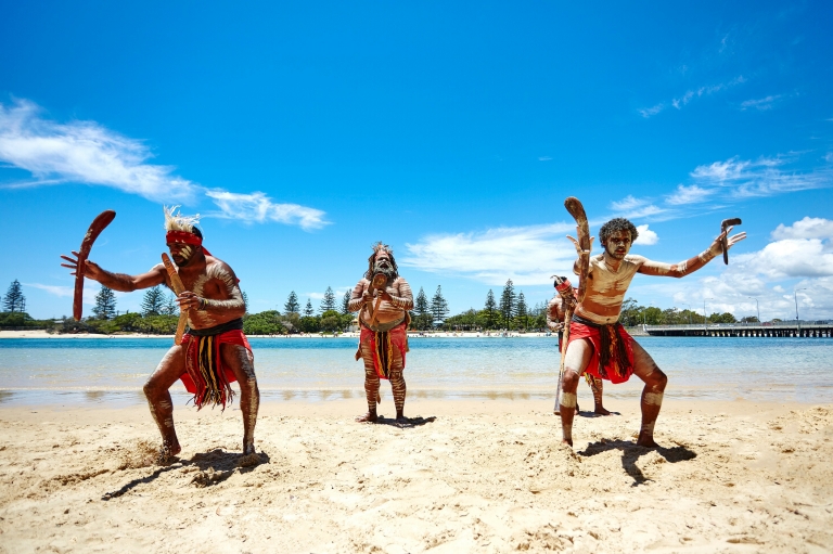 Buổi biểu diễn của thổ dân trong Chuyến tham quan văn hóa Jellurgal, Burleigh Heads, Queensland © Chris Proud, Du lịch và Sự kiện Queensland Buổi biểu diễn của thổ dân trong Chuyến tham quan văn hóa Jellurgal, Burleigh Heads, Queensland © Chris Proud, Du lịch và Sự kiện Queensland