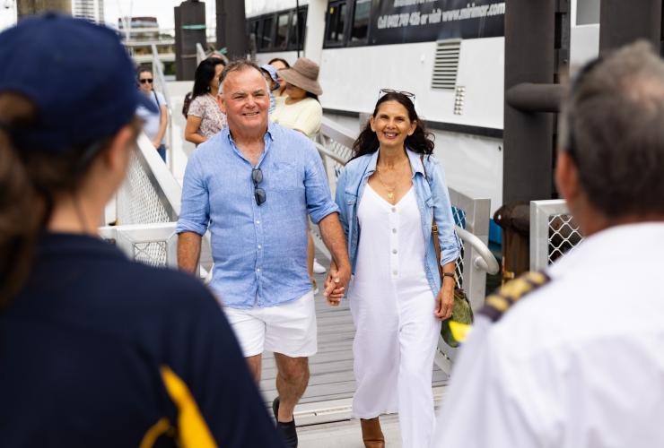 Cặp vợ chồng lớn tuổi đến bến tàu và được chào đón bởi nhân viên của River City Cruises, Brisbane, QLD © Tourism Australia Cặp vợ chồng lớn tuổi đến bến tàu và được chào đón bởi nhân viên của River City Cruises, Brisbane, QLD © Tourism Australia