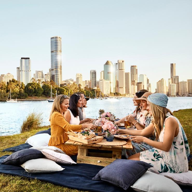 Bạn bè đi dã ngoại tại Kangaroo Point, Queensland © Brisbane Marketing
