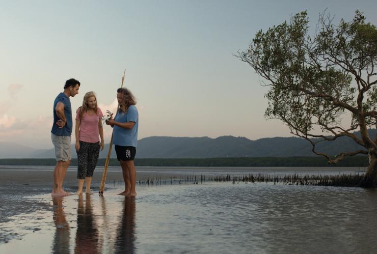 Cặp đôi học cách săn cua bùn trong chuyến tham quan môi trường sống văn hóa Kuku Yalanji trên Cooya Beach © Tourism and Events Queensland Cặp đôi học cách săn cua bùn trong chuyến tham quan môi trường sống văn hóa Kuku Yalanji trên Cooya Beach © Tourism and Events Queensland
