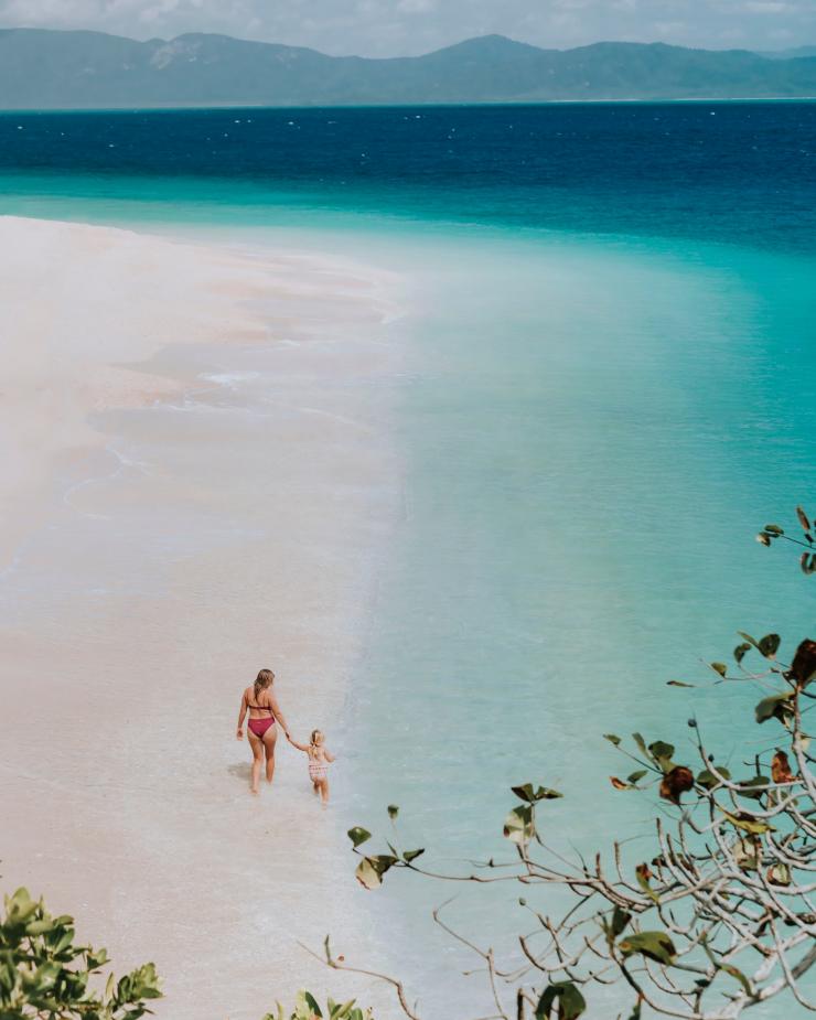 Bãi biển Nudey, Đảo Fitzroy, Du lịch và Sự kiện QLD © Queensland Bãi biển Nudey, Đảo Fitzroy, Du lịch và Sự kiện QLD © Queensland