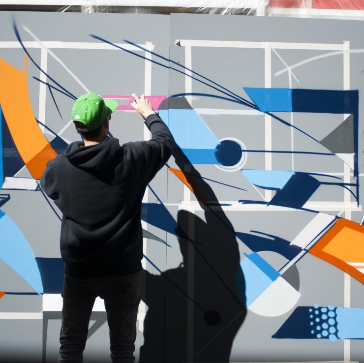 Vans nghệ sĩ graffiti Omega đang làm việc trong sân Bảo tàng và Phòng trưng bày Canberra, Canberra, Lãnh thổ Thủ đô Úc Martin © Ollman, VisitCanberra Vans nghệ sĩ graffiti Omega đang làm việc trong sân Bảo tàng và Phòng trưng bày Canberra, Canberra, Lãnh thổ Thủ đô Úc Martin © Ollman, VisitCanberra