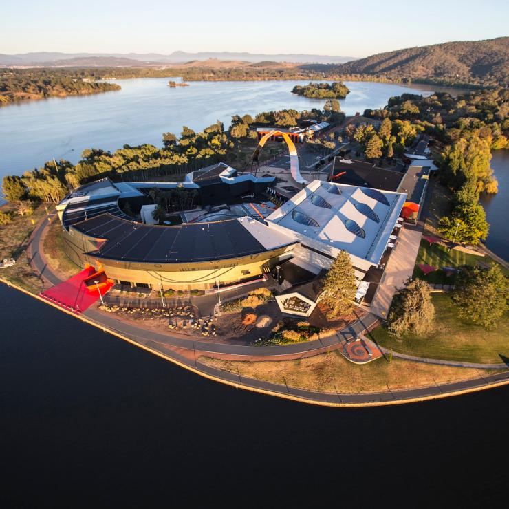 Nhìn từ trên không của Bảo tàng Quốc gia Úc, Canberra, Lãnh thổ Thủ đô Úc Adam © McGrath của HCreations, VisitCanberra Nhìn từ trên không của Bảo tàng Quốc gia Úc, Canberra, Lãnh thổ Thủ đô Úc Adam © McGrath của HCreations, VisitCanberra