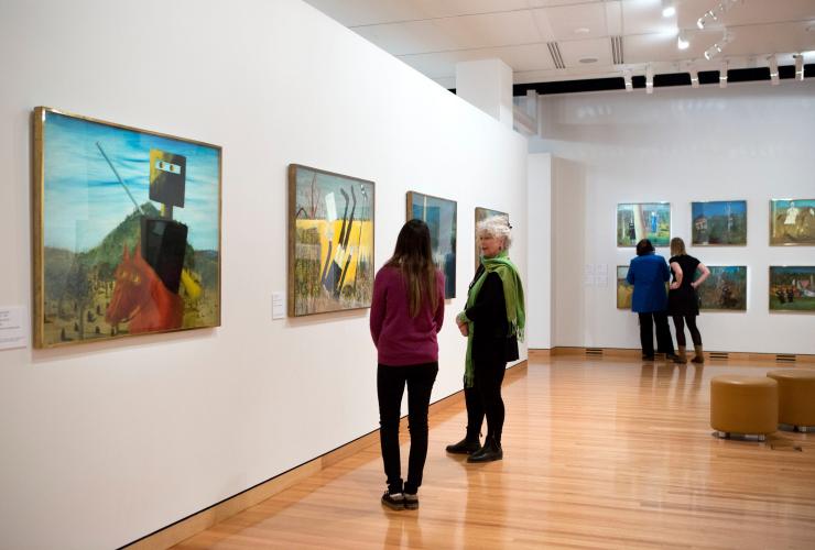 Mọi người xem tác phẩm nghệ thuật tại Bảo tàng và Phòng trưng bày Canberra, Canberra, Lãnh thổ © Thủ đô Úc Penny Bradfield, VisitCanberra Mọi người xem tác phẩm nghệ thuật tại Bảo tàng và Phòng trưng bày Canberra, Canberra, Lãnh thổ © Thủ đô Úc Penny Bradfield, VisitCanberra