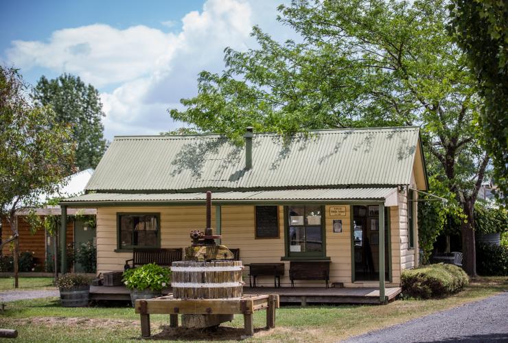 Cửa hầm của Toual Schoolhouse tại Helm Wines, Murrumbateman, New South Wales © VisitCanberra Cửa hầm của Toual Schoolhouse tại Helm Wines, Murrumbateman, New South Wales © VisitCanberra