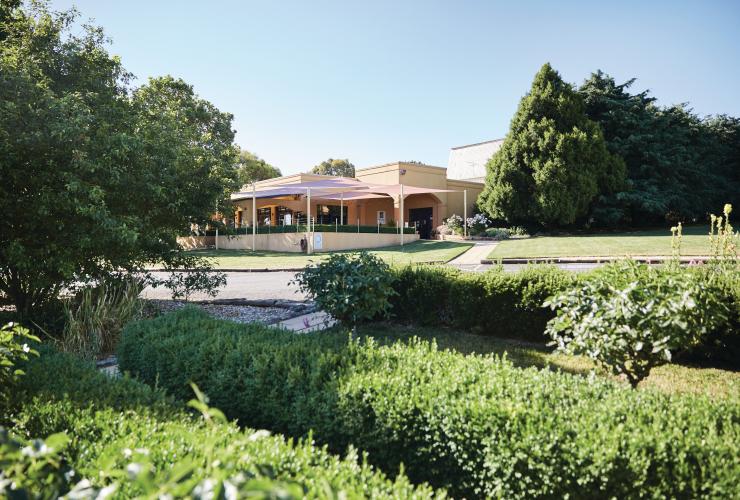 Cửa hầm và khu vườn tại Shaw Wines, Murrumbateman, New South Wales © VisitCanberra Cửa hầm và khu vườn tại Shaw Wines, Murrumbateman, New South Wales © VisitCanberra