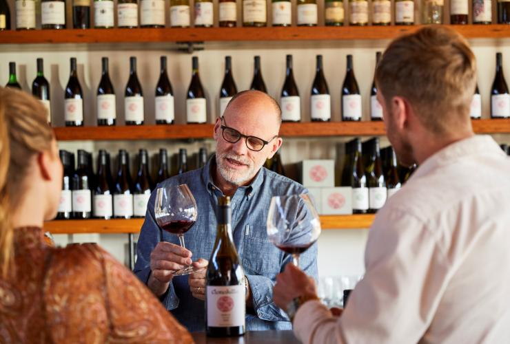 Cặp đôi tận hưởng trải nghiệm nếm thử rượu vang tại Clonakilla Wines, Murrumbateman, New South Wales © Destination NSW Cặp đôi tận hưởng trải nghiệm nếm thử rượu vang tại Clonakilla Wines, Murrumbateman, New South Wales © Destination NSW