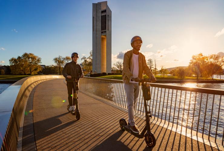 Hồ Burley Griffin và Carillion Quốc gia, Canberra, ACT © Richard Poulton Hồ Burley Griffin và Carillion Quốc gia, Canberra, ACT © Richard Poulton