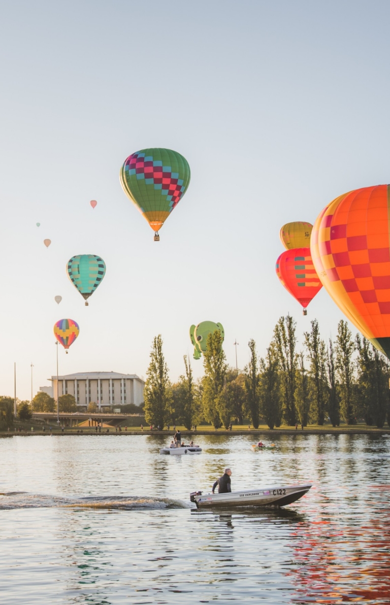 Khinh khí cầu trôi dạt trên mặt nước yên tĩnh của Hồ Burley Griffin rải rác thuyền ở Canberra, Lãnh thổ Thủ © đô Úc Sự kiệnACT Khinh khí cầu trôi dạt trên mặt nước yên tĩnh của Hồ Burley Griffin rải rác thuyền ở Canberra, Lãnh thổ Thủ © đô Úc Sự kiệnACT