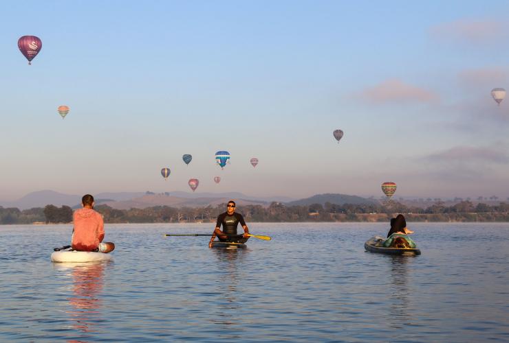 Ván chèo trên Hồ Burley Griffin ở Canberra © Ghé thămCanberra Ván chèo trên Hồ Burley Griffin ở Canberra © Ghé thămCanberra