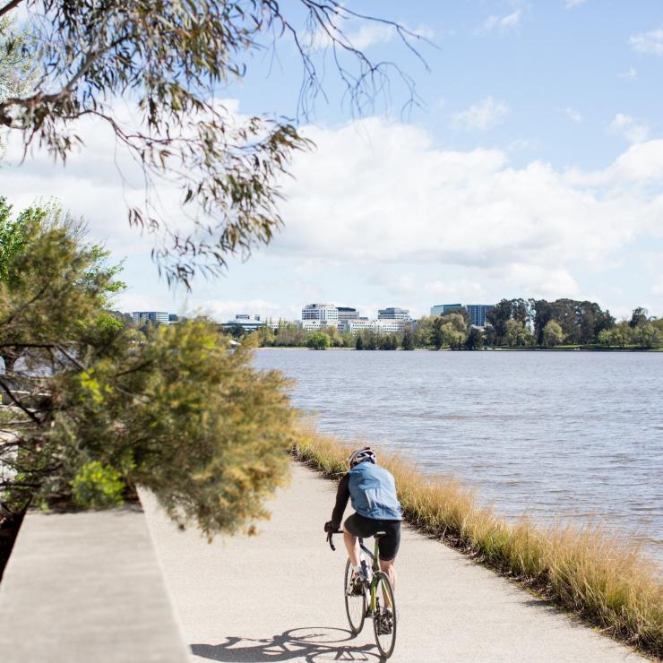 Đi xe đạp quanh Hồ Burley Griffin ở Canberra © Ghé thăm Canberra Đi xe đạp quanh Hồ Burley Griffin ở Canberra © Ghé thăm Canberra
