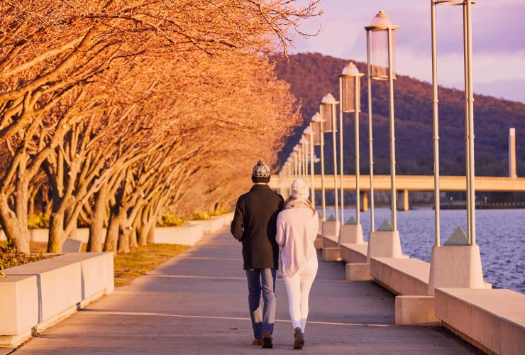 Cặp đôi đi dạo quanh Hồ Burley Griffin ở Canberra © Lightbulb Studios cho VisitCanberra Cặp đôi đi dạo quanh Hồ Burley Griffin ở Canberra © Lightbulb Studios cho VisitCanberra
