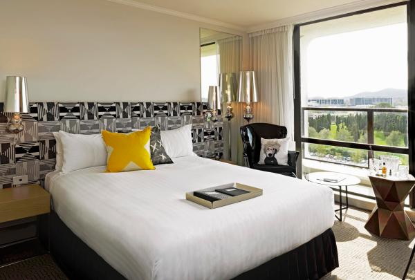 Suite phòng ngủ tại QT Canberra, Canberra, ACT © QT Hotels
