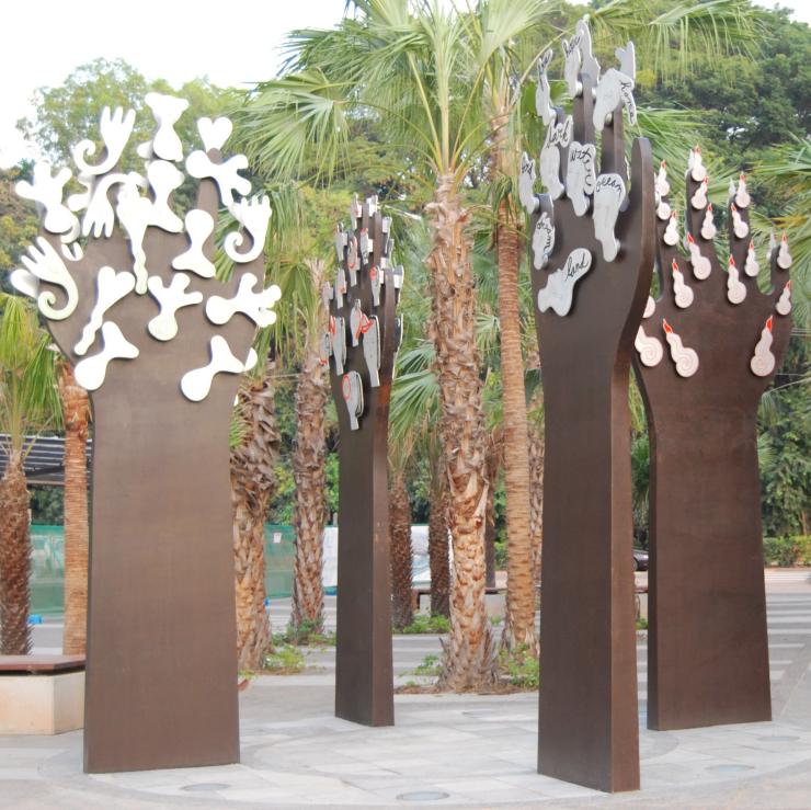 Đọc tác phẩm điêu khắc Cây cọ, Darwin, Tập đoàn Bờ sông Darwin Lãnh thổ © phía Bắc, Dadang Christanto Đọc tác phẩm điêu khắc Cây cọ, Darwin, Tập đoàn Bờ sông Darwin Lãnh thổ © phía Bắc, Dadang Christanto