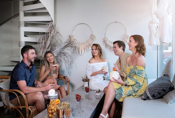 Bạn bè uống rượu tại The Trader Bar ở Darwin © Tourism NT / Shaana McNaught