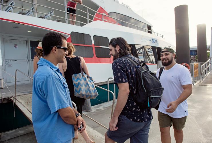 Du khách lên phà SeaLink NT tại Vịnh Cullen cho chuyến đi trong ngày của Tiwi Tours, NT © Tourism NT / Shaana McNaught Du khách lên phà SeaLink NT tại Vịnh Cullen cho chuyến đi trong ngày của Tiwi Tours, NT © Tourism NT / Shaana McNaught