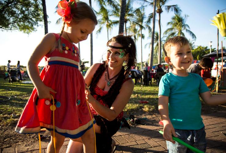 Trẻ em tại Darwin's Mindil Beach Sunset Markets © Du lịch NT / Mindil Beach Sunset Markets Trẻ em tại Darwin's Mindil Beach Sunset Markets © Du lịch NT / Mindil Beach Sunset Markets