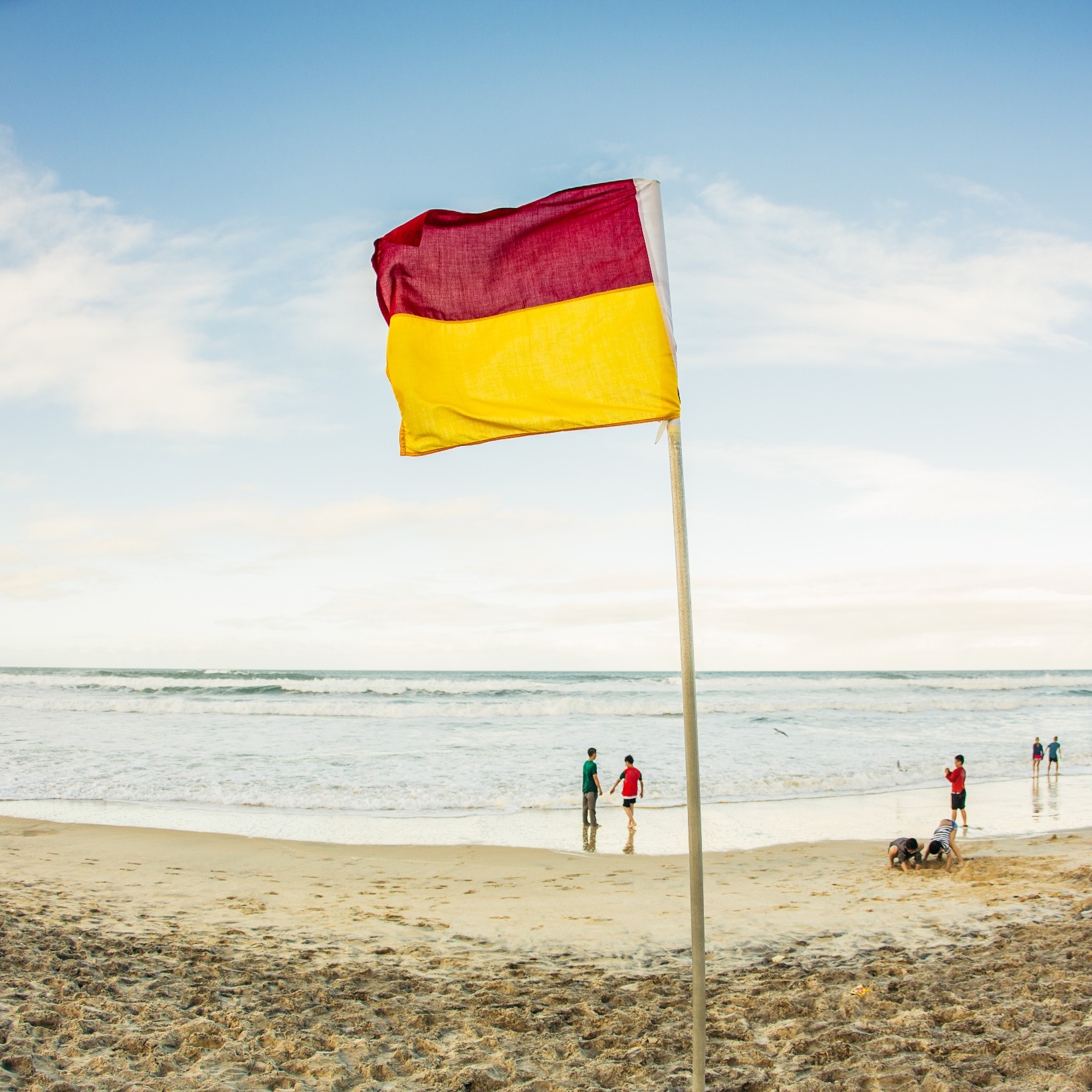 Cờ đỏ và vàng trên Gold Coast © Tourism Australia