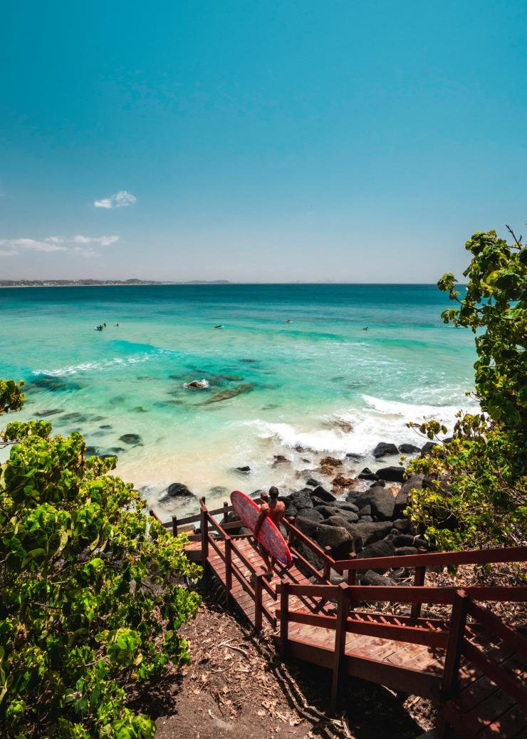Vận động viên lướt sóng đi bộ về phía Vịnh Rainbow trên Du lịch và Sự kiện Gold Coast © Queensland Vận động viên lướt sóng đi bộ về phía Vịnh Rainbow trên Du lịch và Sự kiện Gold Coast © Queensland