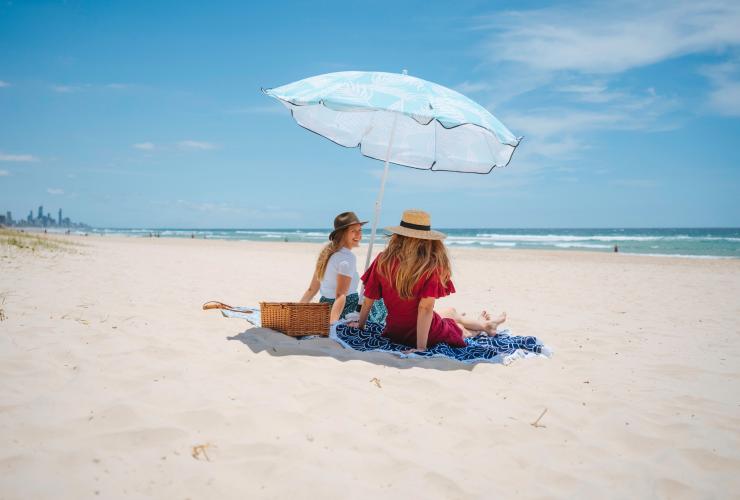 Những người bạn trên bãi biển Burleigh trên Gold Coast © Du lịch và Sự kiện Queensland Những người bạn trên bãi biển Burleigh trên Gold Coast © Du lịch và Sự kiện Queensland