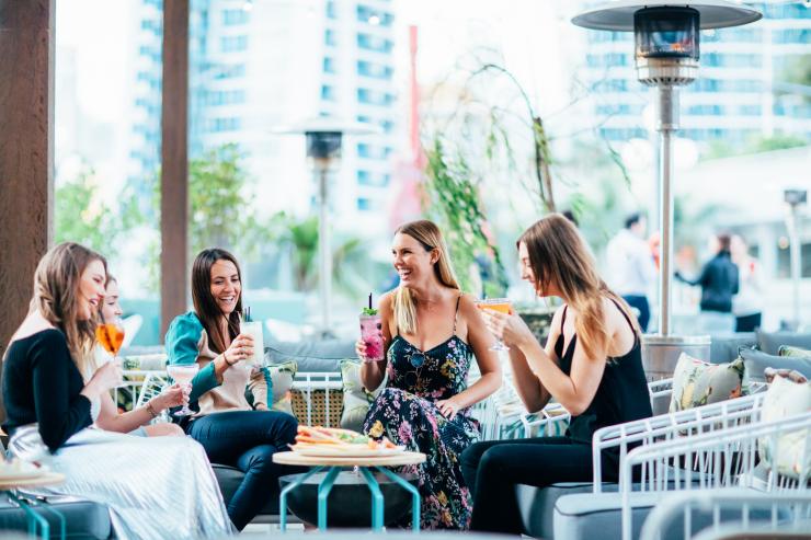 Bạn bè tại The Island Rooftop Bar trên Gold Coast © Destination Gold Coast Bạn bè tại The Island Rooftop Bar trên Gold Coast © Destination Gold Coast