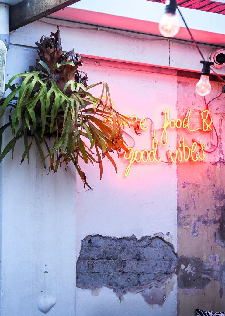 Bảng hiệu đèn neon tại Justin Lane trên Gold Coast © Destination Gold Coast Bảng hiệu đèn neon tại Justin Lane trên Gold Coast © Destination Gold Coast