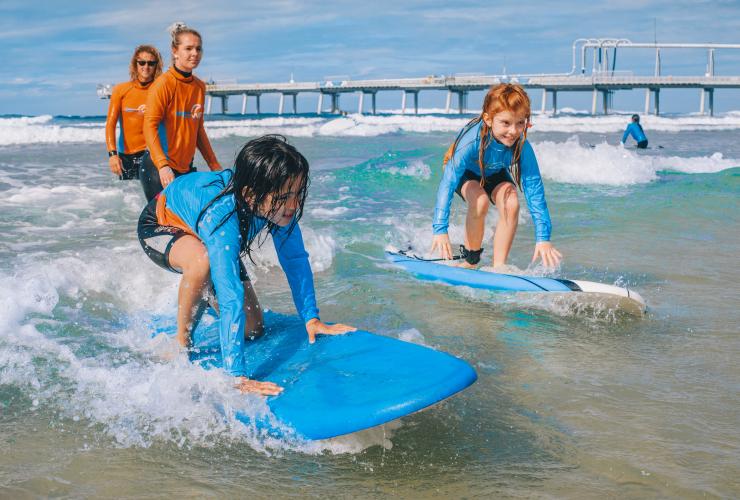Bài học dành cho trẻ em tại Get Wet Surf School ở Gold Coast © Get Wet Surf School