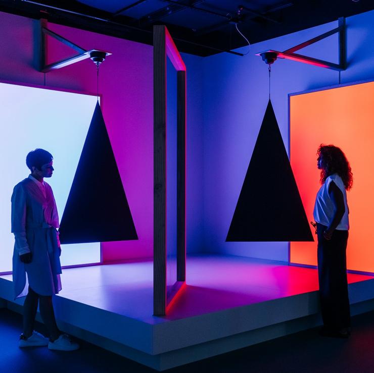 Hiệu ứng ma của hạt tiêu, hình tam giác, lục lam và đỏ của Taree Mackenzie tại ACMI Melbourne, Victoria © ACMI Melbourne Hiệu ứng ma của hạt tiêu, hình tam giác, lục lam và đỏ của Taree Mackenzie tại ACMI Melbourne, Victoria © ACMI Melbourne