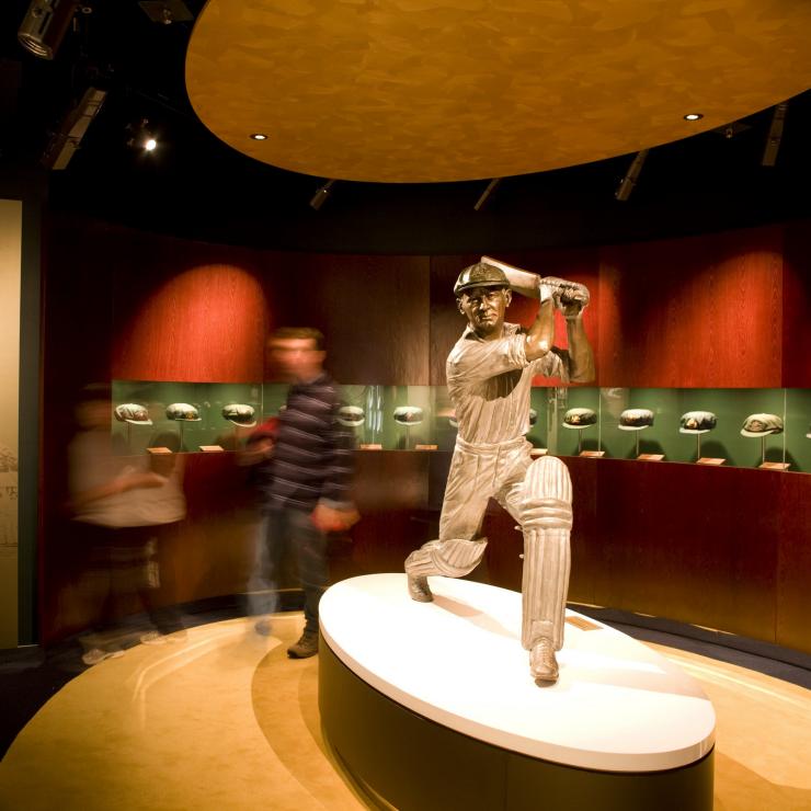 Don Bradman trưng bày tại Bảo tàng Thể thao Quốc gia ở Melbourne Cricket Grounds (MCG)Bảo © tàng Thể thao Quốc gia Don Bradman trưng bày tại Bảo tàng Thể thao Quốc gia ở Melbourne Cricket Grounds (MCG)Bảo © tàng Thể thao Quốc gia