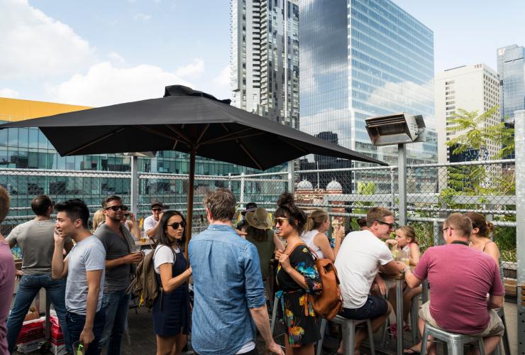 Nhóm người tại Rooftop Bar tại Curtin House ở Melbourne © Ghé thăm Victoria Nhóm người tại Rooftop Bar tại Curtin House ở Melbourne © Ghé thăm Victoria