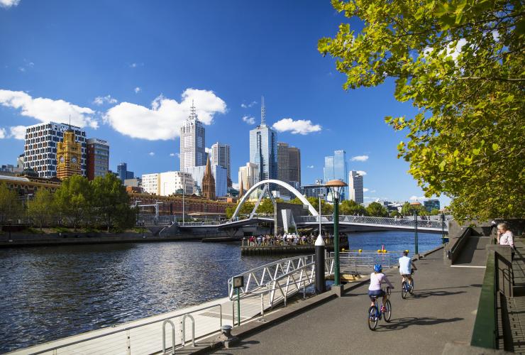Những người đi xe đạp đi dọc theo Southbank ở Melbourne, VIC © Josie Withers Photography Những người đi xe đạp đi dọc theo Southbank ở Melbourne, VIC © Josie Withers Photography