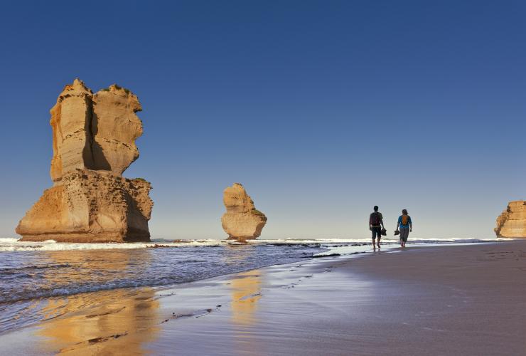 Cặp đôi trước Twelve Apostles, Great Ocean Road, VIC © Visit Melbourne và Mark Watson