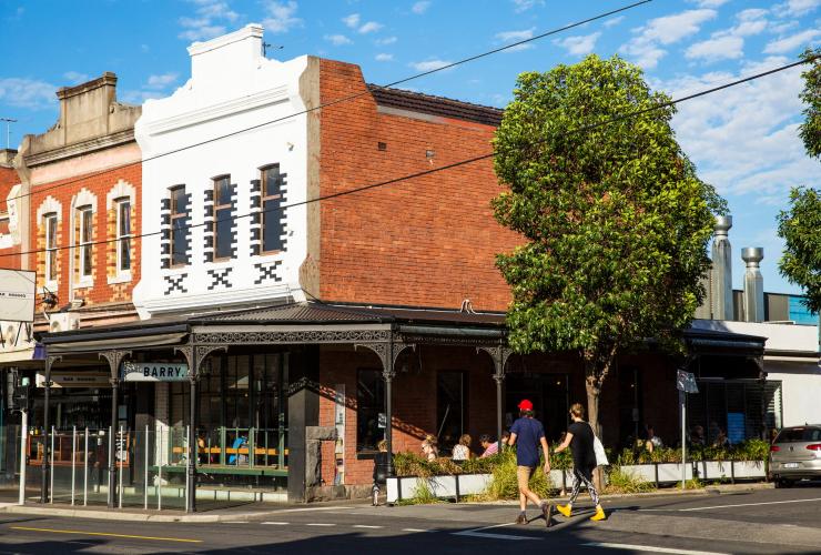 Những người mua sắm băng qua đường dọc theo High Street ở Melbourne © Ghé thăm Victoria Những người mua sắm băng qua đường dọc theo High Street ở Melbourne © Ghé thăm Victoria