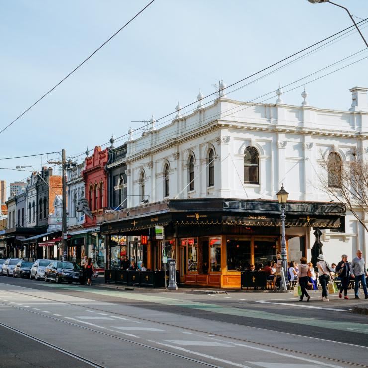 Quang cảnh các cửa hàng dọc theo Phố Brunswick ở Fitzroy © Roberto Seba Quang cảnh các cửa hàng dọc theo Phố Brunswick ở Fitzroy © Roberto Seba