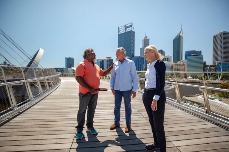 Cặp đôi với hướng dẫn viên của họ trong chuyến tham quan thổ dân văn hóa ở Perth © Tourism Western Australia Cặp đôi với hướng dẫn viên của họ trong chuyến tham quan thổ dân văn hóa ở Perth © Tourism Western Australia