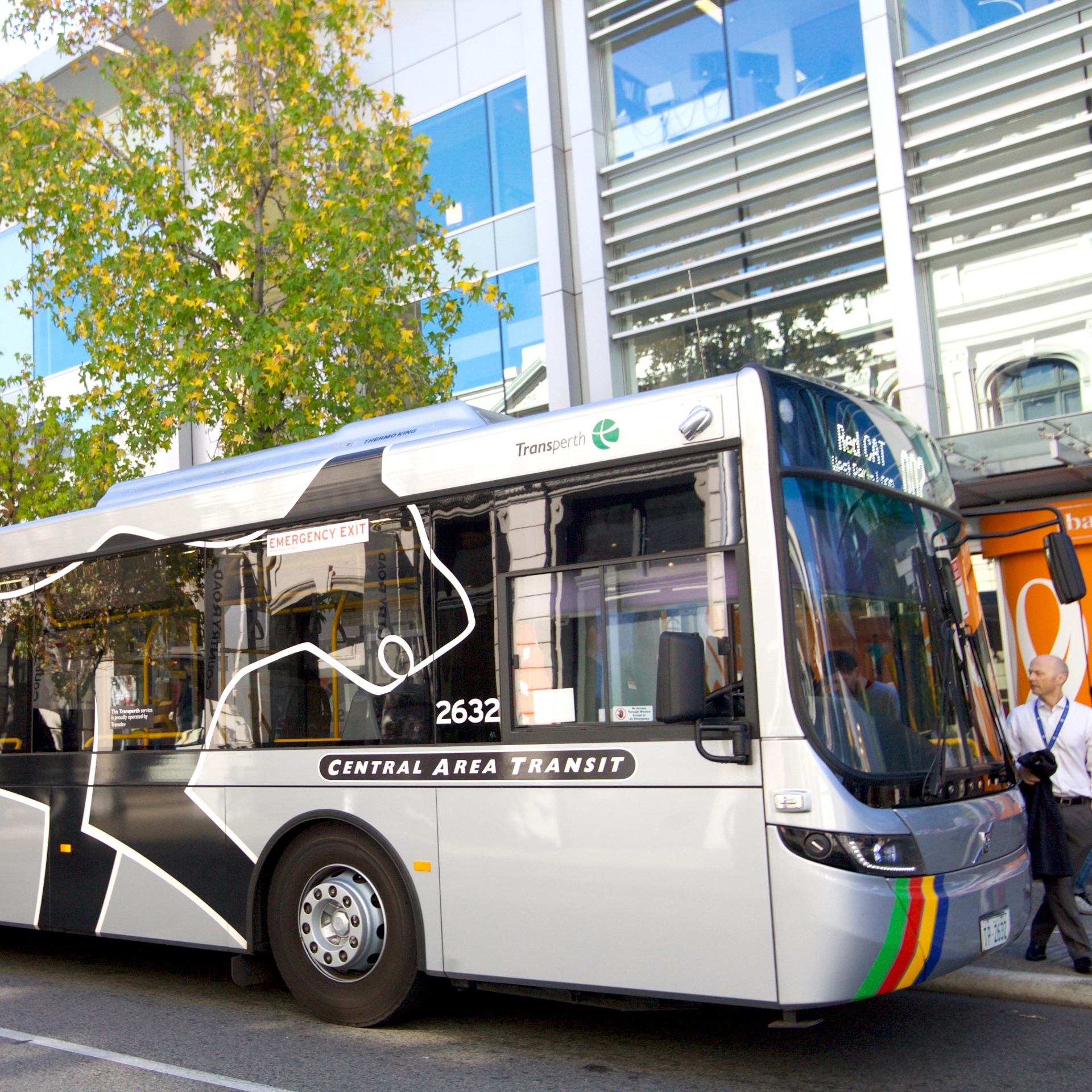 Góc nhìn bên hông của xe buýt thành phố CAT ở Perth CBD Tourism © Australia