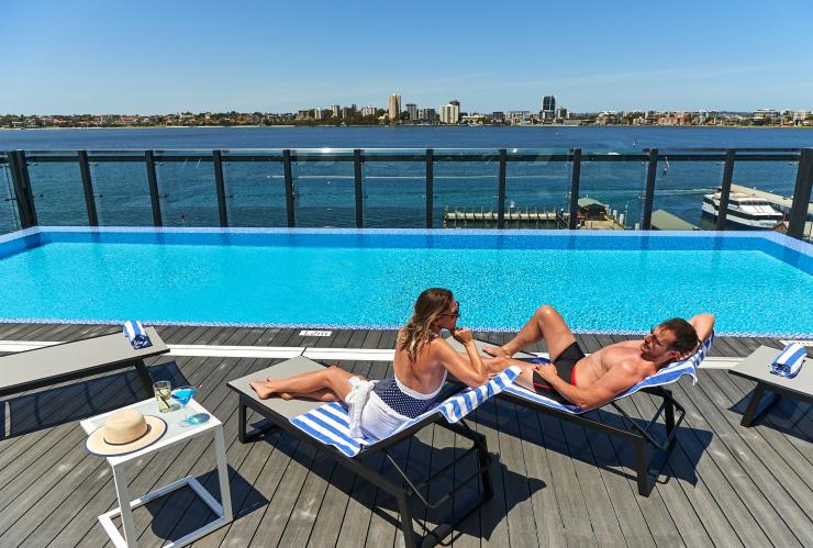 Cặp đôi tắm nắng bên hồ bơi trên tầng thượng tại DoubleTree by Hilton Waterfront, Perth, Tây Úc © DoubleTree by Hilton Perth Waterfront Cặp đôi tắm nắng bên hồ bơi trên tầng thượng tại DoubleTree by Hilton Waterfront, Perth, Tây Úc © DoubleTree by Hilton Perth Waterfront