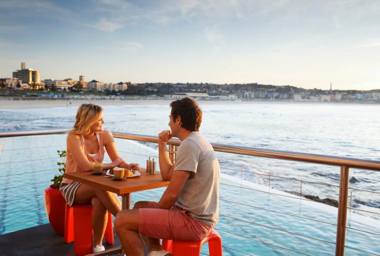 Cặp đôi tại Bondi Icebergs ở Sydney © Tourism Australia Cặp đôi tại Bondi Icebergs ở Sydney © Tourism Australia