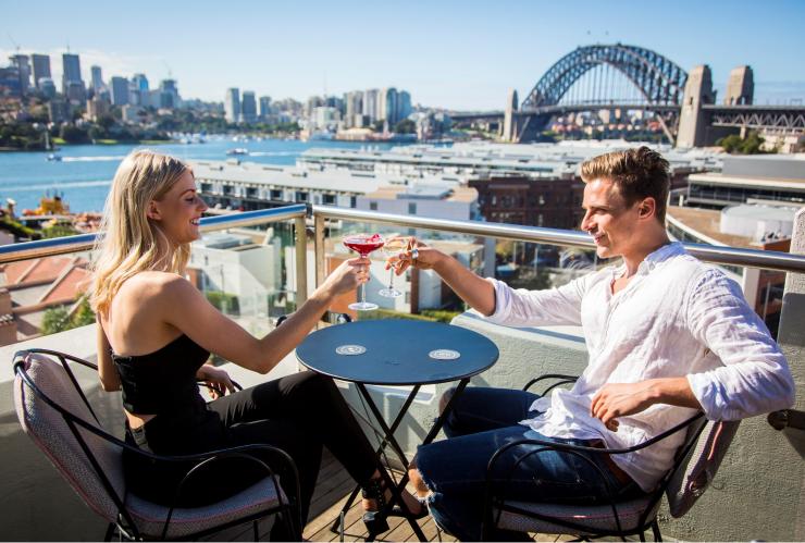 Cặp đôi trên sân thượng Henry Deane ở Sydney © Destination NSW Cặp đôi trên sân thượng Henry Deane ở Sydney © Destination NSW