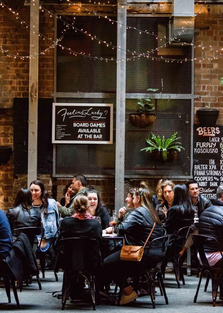 Chỗ ngồi tại quán bar Since I Left You ở Sydney © Ashley Mar Chỗ ngồi tại quán bar Since I Left You ở Sydney © Ashley Mar
