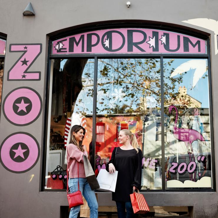 Bạn bè tận hưởng một ngày mua sắm tại Zoo Emporium ở Surry Hills © Destination NSW Bạn bè tận hưởng một ngày mua sắm tại Zoo Emporium ở Surry Hills © Destination NSW
